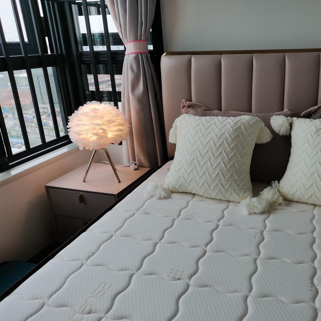 Goose Feather Table Lamp - Vakkerlight